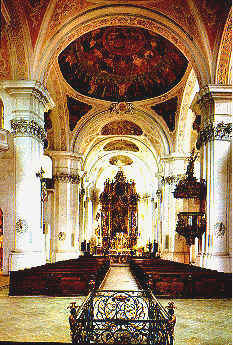 Das Innere der Hl.-Kreuz-Kirche mit dem Grabmal der Maria von Brabant.